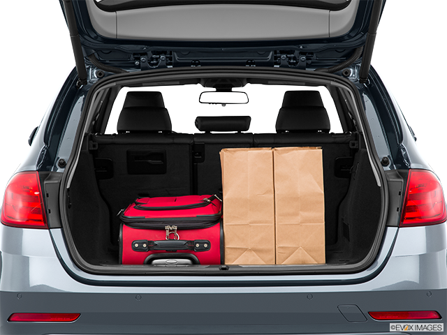 2015 BMW 3 Series | Trunk props