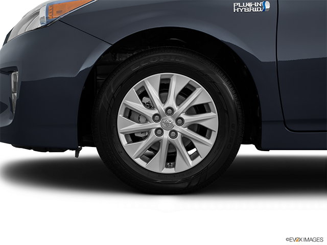 2015 Toyota Prius Plug-In | Front Drivers side wheel at profile