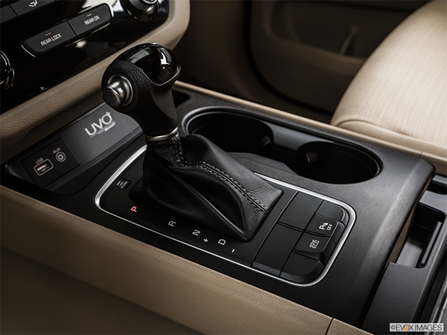 2015 Kia Sedona | Gear shifter/center console