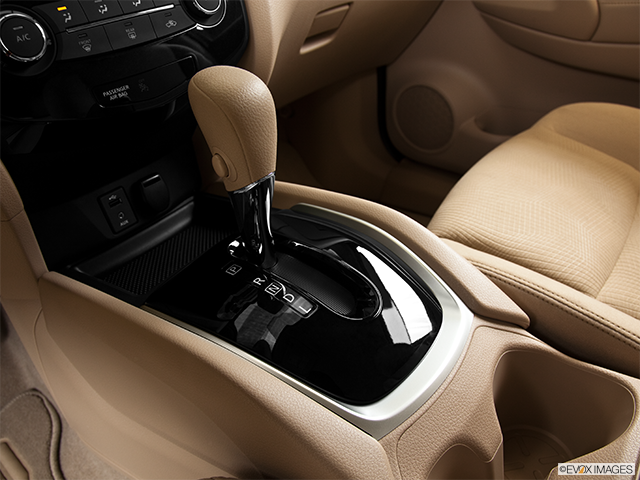 2015 Nissan Rogue | Gear shifter/center console