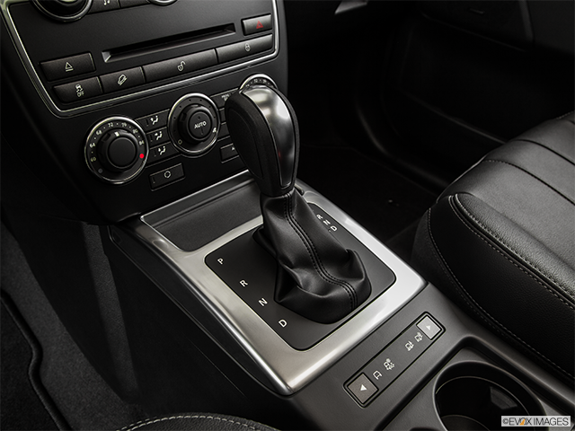 2015 Land Rover LR2 | Gear shifter/center console