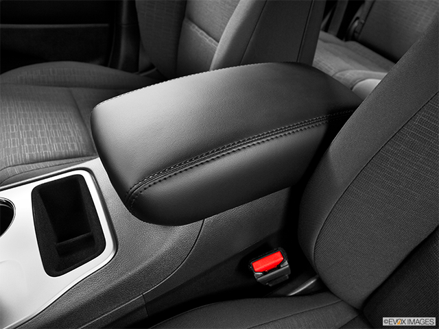 2015 Jeep Grand Cherokee | Front center console with closed lid, from driver’s side looking down