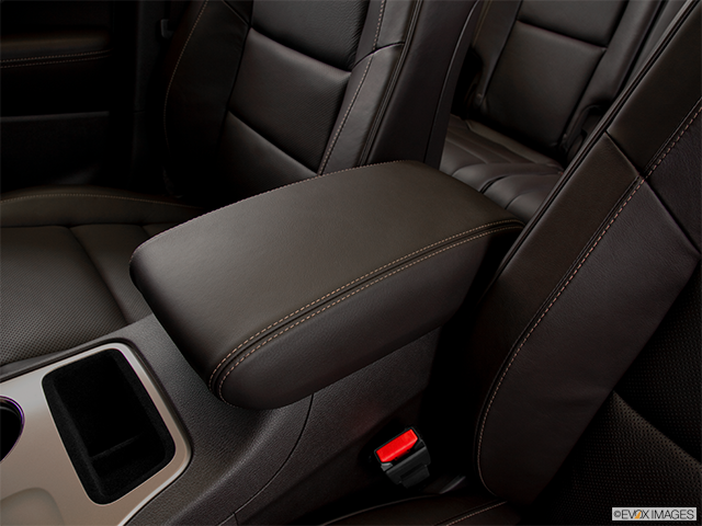 2015 Jeep Grand Cherokee | Front center console with closed lid, from driver’s side looking down