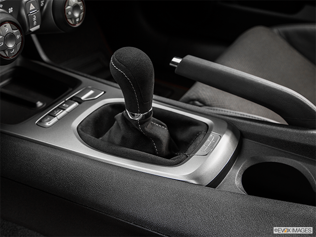 2015 Chevrolet Camaro | Gear shifter/center console