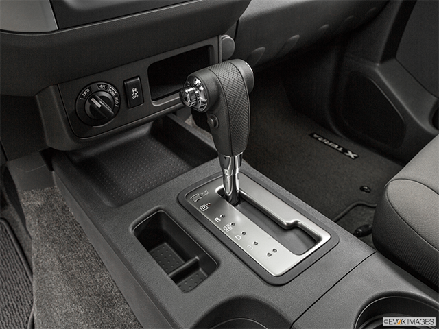 2015 Nissan Xterra | Gear shifter/center console