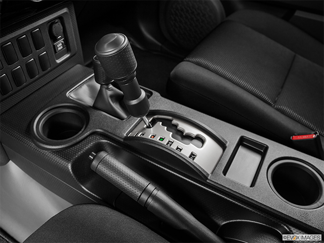 2014 Toyota FJ Cruiser | Gear shifter/center console