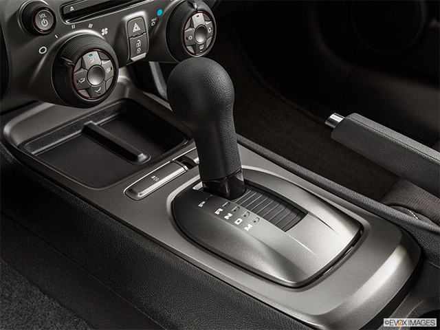 2015 Chevrolet Camaro | Gear shifter/center console