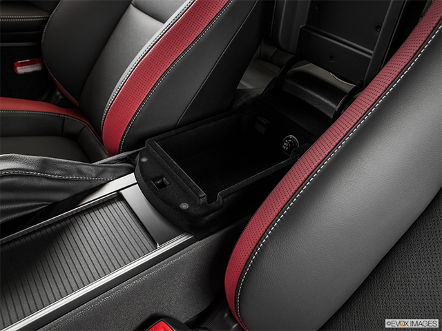 2015 Nissan GT-R | Front center divider