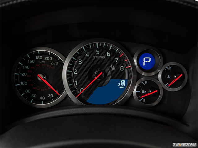 2015 Nissan GT-R | Speedometer/tachometer
