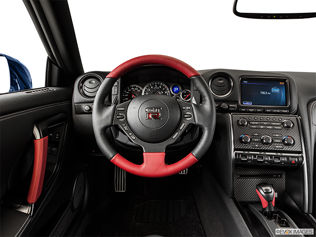 2015 Nissan GT-R | Steering wheel/Center Console