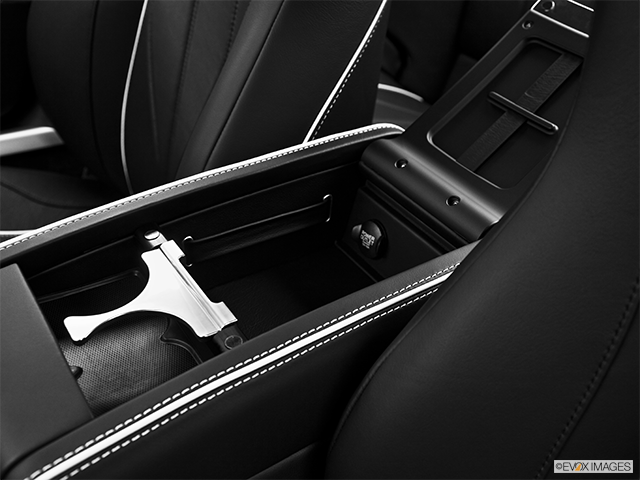 2015 Aston Martin DB9 | Front center divider