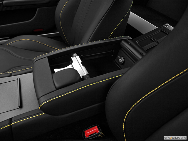 2015 Aston Martin V12 Vantage | Front center divider